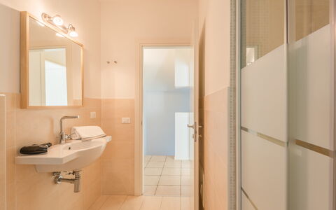 Baia Bianca Apartments Sardinia: Gulvbelægning, Etage, Indretning, Træ, Sanitærarmatur, Badeværelse, Loft, Badeværelsesvask, Belysning, Vvs