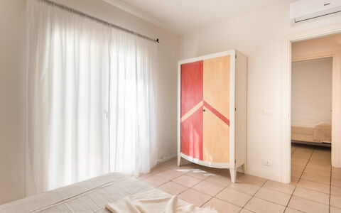 Baia Bianca Apartments Sardinia: Indretning, Etage, Møbel, Gulvbelægning, Træ, Soveværelse, Loft, Textile, Værelse, Seng