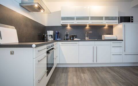 Blick Ins Grüne: Køkken, Countertop, Køkken Apparat, Større Bandage, Gulvbelægning, Indretning, Træ, Cabinetry, Etage, Loft