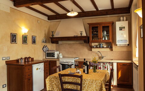 La Pergola: Møbel, Køkken, Indretning, Countertop, Gulvbelægning, Køkken Apparat, Cabinetry, Træ, Større Bandage, Loft