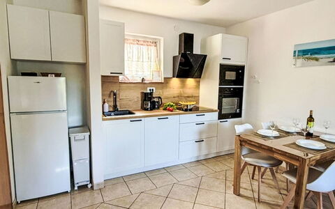 Mirta: Møbel, Køkken Apparat, Køkken, Større Bandage, Gulvbelægning, Countertop, Indretning, Træ, Etage, Cabinetry