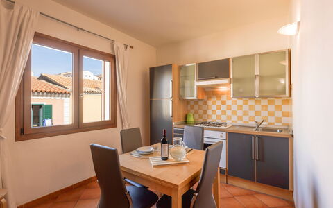 Cristal Blu Apartments In Santa Teresa Gallura: Møbel, Hjem, Dør, Bejdse, Stol, Lejlighed, Hårdttræ, Køkken & Spisebord, Større Bandage, Køkken