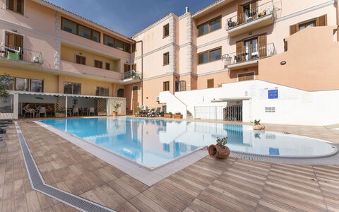 Cristal Blu Apartments In Santa Teresa Gallura: Svømmepøl, Udvej, Boligområde, Lejlighed, Menneskelig Bosættelse, Thermae, Hotel, Paraply, Fritidscenter, Altan