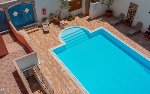 Cristal Blu Apartments In Santa Teresa Gallura: Svømmepøl, Kompositmateriale, Udvej, Thermae, Flise, Water Feature, Hacienda, Design, Hotel, Gårdsplads