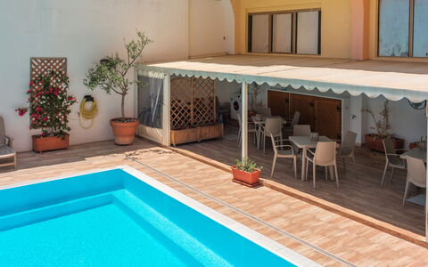 Cristal Blu Apartments In Santa Teresa Gallura: Svømmepøl, Etage, Gulvbelægning, Møbel, Kompositmateriale, Udvej, Udendørs Møbler, Skygge, Fritid, Eco Hotel