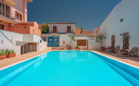 Cristal Blu Apartments In Santa Teresa Gallura: Svømmepøl, Udvej, Hacienda, Hotel, Ferieby, Villa, Thermae, Eco Hotel, Fritidscenter, Liggestol