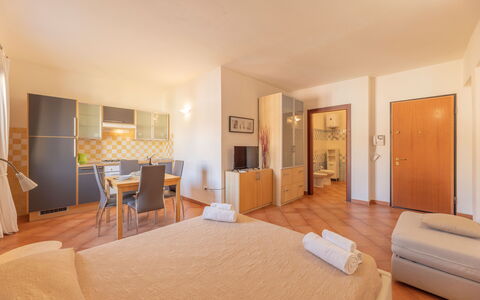 Cristal Blu Apartments In Santa Teresa Gallura: Indretning, Træ, Møbel, Værelse, Gulvbelægning, Etage, Loft, Lejlighed, Seng, Soveværelse