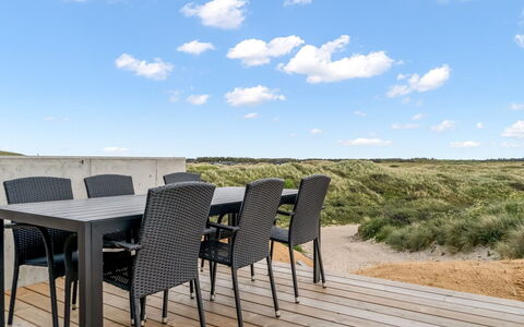 Tamina - 50M from the Sea: Træ, Hjem, Veranda, Dæk, Hårdttræ, Tag, Bejdse, Trægulve, Eco Hotel