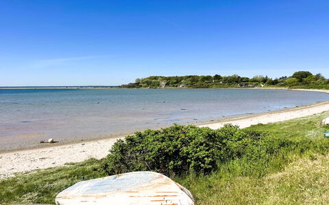 Urban - 140M from the Sea: Møbel, Indretning, Gulvbelægning, Etage, Loft, Værelse, Stol, Bord, Lejlighed, Køkken & Spisebord