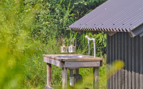 Urban - 140M from the Sea: Møbel, Indretning, Gulvbelægning, Etage, Loft, Værelse, Stol, Bord, Lejlighed, Køkken & Spisebord