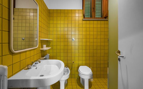 Il Villino Del Collezionista With Pool In Pistoia: Sanitærarmatur, Gul, Gulvbelægning, Badeværelse, Vvs, Etage, Tap, Håndvask, Flise, Badeværelsesvask