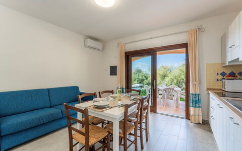 Apartment Sardinia Seaside Ac And Wifi: Køkken & Spisebord, Udendørs Møbler, Stol, Bejdse, Skygge, Udendørs Bord, Hårdttræ, Altan, Eco Hotel, Villa