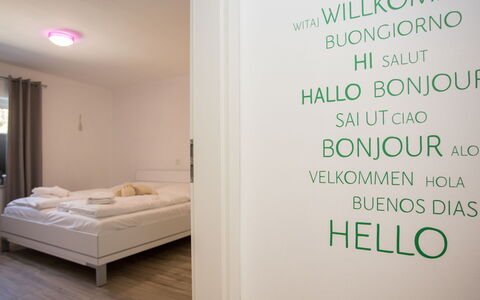 Family Lodge: Indretning, Væg, Gulvbelægning, Seng, Soveværelse, Etage, Træ, Møbel, Værelse, Loft