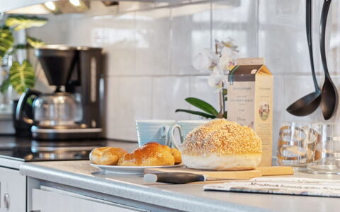 Elemine - 300M to the Fjord: Bordservice, Køkken, Køkken Apparat, Countertop, Indretning, Husholdningsapparat, Møbel, Cabinetry, Frugt