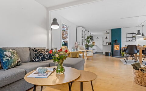 Runhild - 450M from the Sea: Møbel, Indretning, Gulvbelægning, Couch, Væg, Etage, Stue, Træ, Loft, Værelse