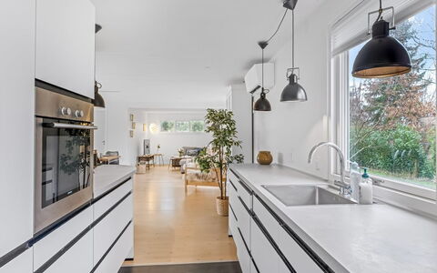 Runhild - 450M from the Sea: Gulvbelægning, Indretning, Køkken, Træ, Loft, Countertop, Etage, Lysarmatur, Møbel, Belysning