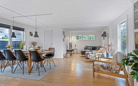 Runhild - 450M from the Sea: Gulvbelægning, Indretning, Træ, Etage, Møbel, Trægulve, Loft, Hjem, Stue, Belysning