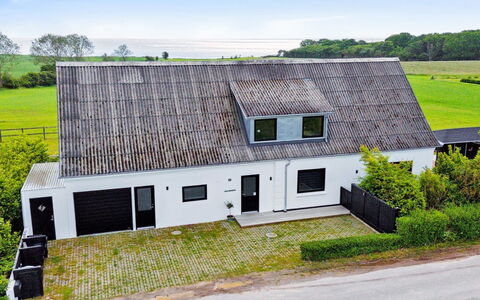 Imilie - 450M from the Sea: Møbel, Indretning, Gulvbelægning, Etage, Loft, Værelse, Stol, Bord, Lejlighed, Køkken & Spisebord