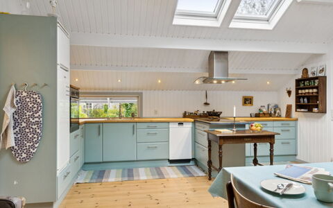 Akule - 6Km from the Sea: Køkken, Countertop, Gulvbelægning, Indretning, Cabinetry, Træ, Loft, Møbel, Etage, Køkken Apparat