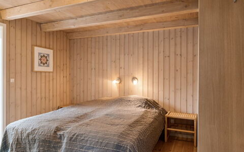 Akule - 6Km from the Sea: Gulvbelægning, Etage, Væg, Indretning, Træ, Loft, Soveværelse, Seng, Værelse, Møbel