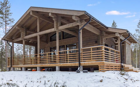 Villa Korpi: Træ, Sommerhus, Veranda, Bjælkehytte, Sidespor, Hårdttræ, Planke, Tømmer, Vinter, Naturmateriale
