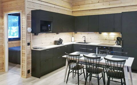 Villa Korpi: Træ, Køkken, Gulvbelægning, Indretning, Møbel, Trægulve, Countertop, Loft, Etage, Hjem