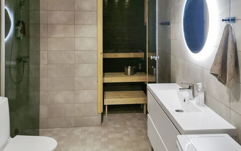 Villa Korpi: Badeværelse, Gulvbelægning, Indretning, Etage, Sanitærarmatur, Toilet, Badeværelsesvask, Toiletbræt, Badeværelsesskab, Håndvask