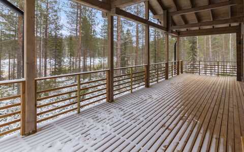 Villa Korpi: Træ, Hårdttræ, Trægulve, Planke, Dæk, Naturmateriale, Veranda, Bejdse, Tømmer, Dagslys