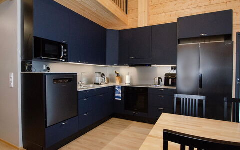 Lakeside Villa: Træ, Køkken, Gulvbelægning, Køkken Apparat, Møbel, Countertop, Indretning, Større Bandage, Etage, Trægulve