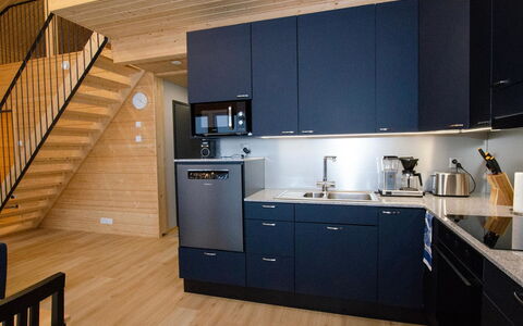 Lakeside Villa: Træ, Køkken, Gulvbelægning, Countertop, Møbel, Indretning, Etage, Køkken Apparat, Trægulve, Cabinetry
