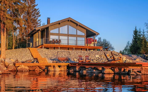 Lakeside Villa: Seng, Møbel, Soveværelse, Indretning, Sengetøj, Sengetøj, Gulvbelægning, Træ, Etage, Værelse