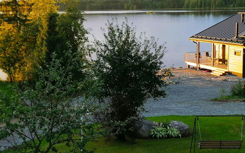 Lakeside Villa: Seng, Møbel, Soveværelse, Indretning, Sengetøj, Sengetøj, Gulvbelægning, Træ, Etage, Værelse