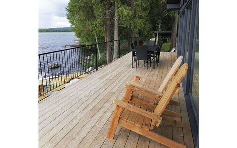 Lakeside Villa: Seng, Møbel, Soveværelse, Indretning, Sengetøj, Sengetøj, Gulvbelægning, Træ, Etage, Værelse