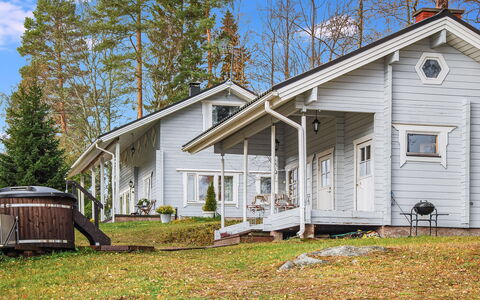 Mänty-Linna: Møbel, Indretning, Gulvbelægning, Etage, Bord, Loft, Køkken & Spisebord, Belysning, Stol, Hjem