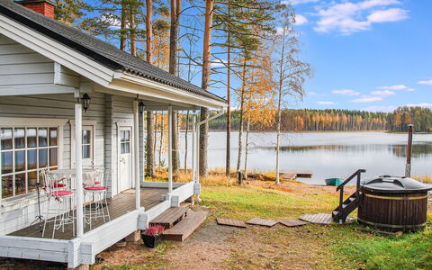 Mänty-Linna: Møbel, Indretning, Gulvbelægning, Etage, Bord, Loft, Køkken & Spisebord, Belysning, Stol, Hjem