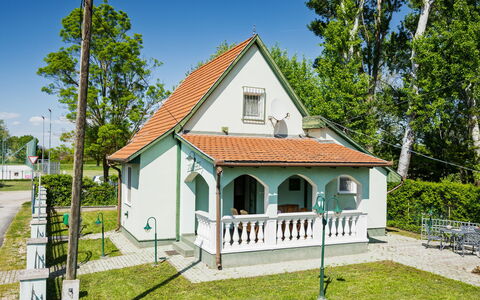 Green House: Hus, Tag, Hjem, Sommerhus, Veranda, Lawn, Estate, Gård, Sidespor, Stuehus