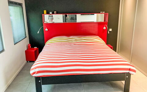 Villa Vrijheid: Møbel, Soveværelse, Seng, Sengetøj, Etage, Sengetøj, Gulvbelægning, Bed Frame, Indretning, Sengetøj
