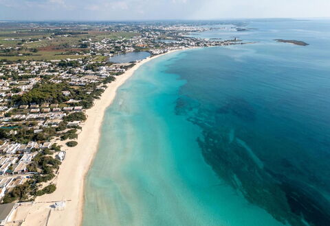 Villetta Blu Coral Seaside Salento: Blå, Daytime, Krop Af Vand, Vandressourcer, Kyst, Hav, Strand, Coastal Og Oceaniske Landskabsformer, Horisont, Ocean