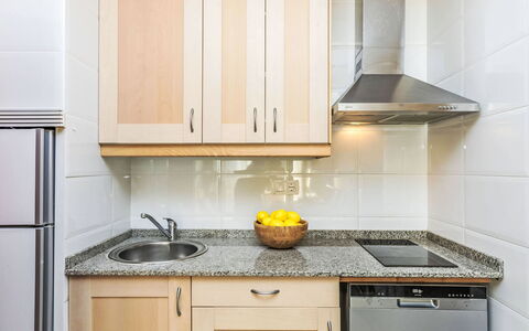 Anmar: Køkken Apparat, Køkken, Countertop, Større Bandage, Cabinetry, Gulvbelægning, Indretning, Træ, Møbel, Husholdningsapparat