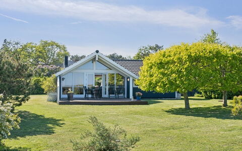 Sukie - 100M from the Sea: Hjem, Sommerhus, Tag, Estate, Skygge, Stuehus, Lawn, Landscaping, Have, Gård