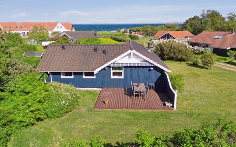 Sukie - 100M from the Sea: Hjem, Sommerhus, Tag, Estate, Skygge, Stuehus, Lawn, Landscaping, Have, Gård