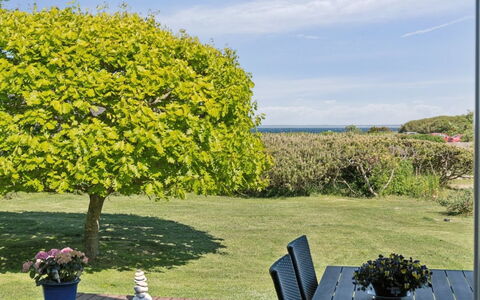 Sukie - 100M from the Sea: Hjem, Sommerhus, Tag, Estate, Skygge, Stuehus, Lawn, Landscaping, Have, Gård