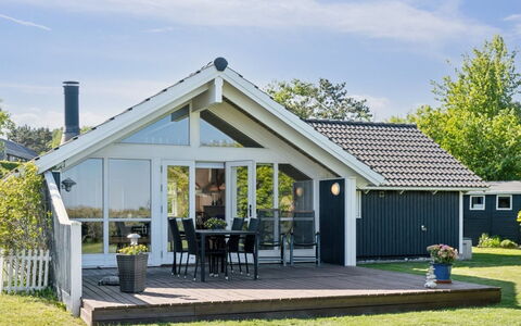 Sukie - 100M from the Sea: Hjem, Sommerhus, Tag, Estate, Skygge, Stuehus, Lawn, Landscaping, Have, Gård