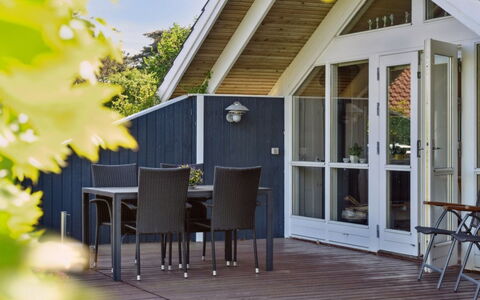 Sukie - 100M from the Sea: Hjem, Sommerhus, Tag, Estate, Skygge, Stuehus, Lawn, Landscaping, Have, Gård