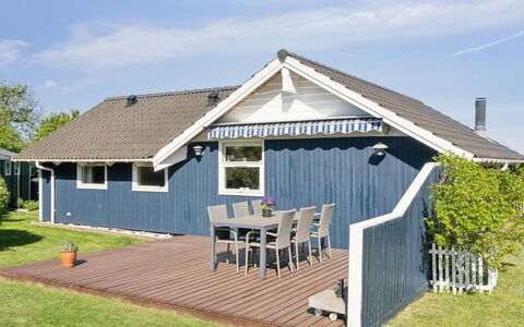 Sukie - 100M from the Sea: Hjem, Sommerhus, Tag, Estate, Skygge, Stuehus, Lawn, Landscaping, Have, Gård