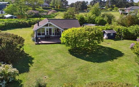 Sukie - 100M from the Sea: Vegetationen, Busk, Forår, Sommerhus, Have, Skygge, Backyard, Gård, Stol