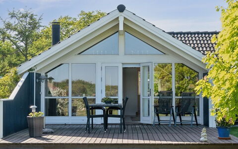 Sukie - 100M from the Sea: Vegetationen, Busk, Forår, Sommerhus, Have, Skygge, Backyard, Gård, Stol