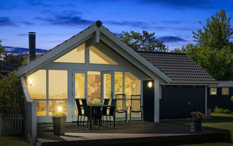 Sukie - 100M from the Sea: Vegetationen, Busk, Forår, Sommerhus, Have, Skygge, Backyard, Gård, Stol