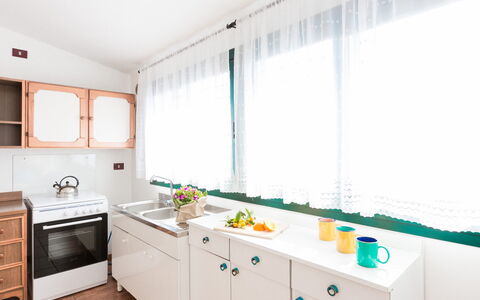 Appartamento Lido Specchiolla: Køkken, Indretning, Countertop, Større Bandage, Cabinetry, Gulvbelægning, Møbel, Køkken Apparat, Hjem, Værelse