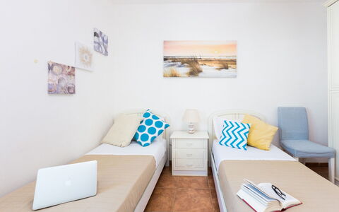 Appartamento Lido Specchiolla: Møbel, Indretning, Etage, Gulvbelægning, Værelse, Lejlighed, Pude, Throw Pillow, Soveværelse, Seng